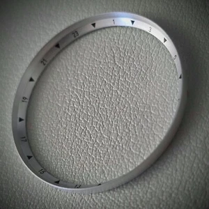 Kapitelring SKX007 abgewinkelt GMT / gebürstet + schwarz - SEIKO MOD SKX Kapitelring - Bild 1 von 2