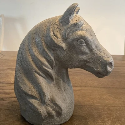 Estatua de mesa busto decoración cabeza de caballo, acabado texturizado rústico no magnético gris Foto 1 de 4