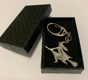 LLAVERO DE PELTRE DE PLATA BRUJA HALLOWEEN WICCA BRUJERÍA CUMPLEAÑOS NAVIDAD CAJA DE REGALO - Imagen 1 de 4