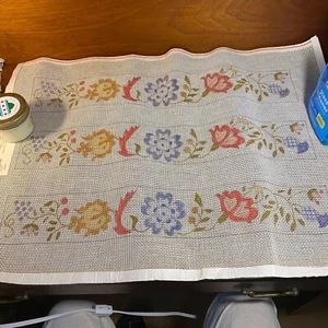 Floral Nadelspitze Leinwand Kit mit Garn von der Erdbeere Patch 17" x 22" - Bild 1 von 5