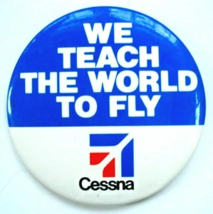 "Lote de 2 Pin de Botón de Publicidad Cessna Raro ENSEÑAMOS LA PALABRA A VOLAR 3 1/2" ¡WOW! - Imagen 1 de 4