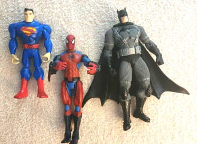 Lote de 3 bonecos de ação vintage Hasbro - DC Comics: Superman, Batman e Homem-Aranha - Imagem 1 de 4