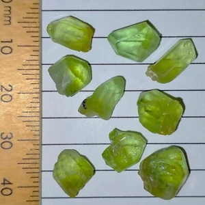Lote de piedras preciosas ásperas de peridoto cristales naturales crudos Olivino Forsterita 37,3 quilates - Imagen 1 de 7