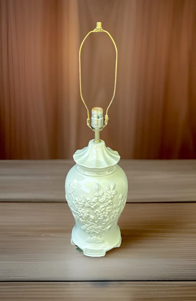 Lámpara de mesa china de porcelana blanca con tarro balaustre 27,5" de alto vintage Foto 1 de 4