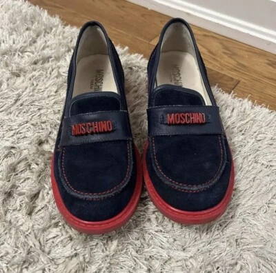 Mocasines de cuero Moschino con letras de marca de metal, talla 6/36, azul rojo Foto 1 de 3