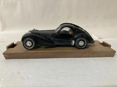 Un modelo fundido a presión a escala 1:43 de un Bugatti 57S 1935 por BRUMM de Italia Foto 1 de 4