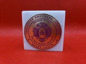 Vintage St. Louis CBC Christian Brothers College Schreibtisch Briefbeschwerer Marmorsockel 3"×3" - Bild 1 von 12