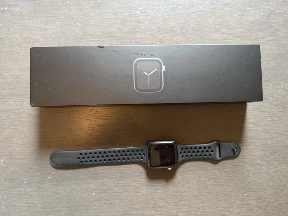 Apple Watch Series 5 Nike 44mm Schwarz - Bild 1 von 4
