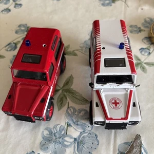 2 Land Rovere Defender Vigili Del Fuoco Ed Autoambulanza Misure 8-10 Cm H4,50 - Foto 1 di 6