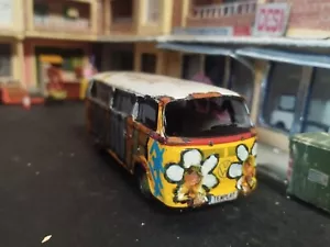VW Volkswagen T2 - IXO Altaya - 1/43 modificado efecto óxido suciedad graffitis - Imagen 1 de 10