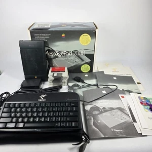 Apple Newton MessagePad 2000 Vintage con Custodia, Tastiera, Stilo, Adattatore e Altro - Foto 1 di 24