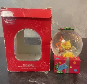 Disney Store Winnie The Pooh Tigger Christmas 2008 Snow Globe Collectable Boxed - Picture 1 of 8