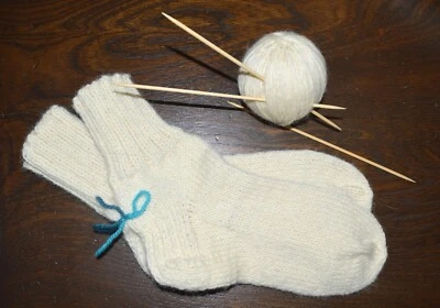 NUEVO Calcetines tejidos a mano 100 % pura lana suave talla 7-9 blanco crema Foto 1 de 3