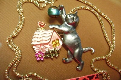 NUEVO CON ETIQUETAS-COLLAR COLGANTE BROCHE FLORES CASA BOLA GATO GRIS BETSEY JOHNSON - EE. UU. Foto 1 de 4