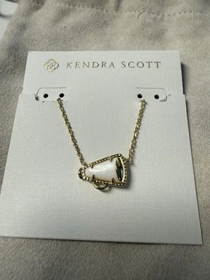 Collar colgante corto dorado Kendra Scott Cheer en nácar blanco Foto 1 de 3