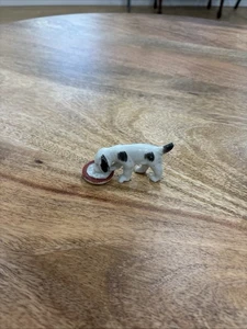 Estatuilla de perro de cerámica de porcelana vintage hecha en Japón blanca con manchas negras - Imagen 1 de 6