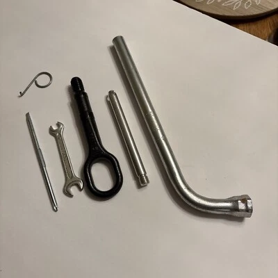 2007 2008 2009 2010 2011 2012 2013 2014 2015 AUDI Q7 4L - TOOL KIT - Image 1 of 4