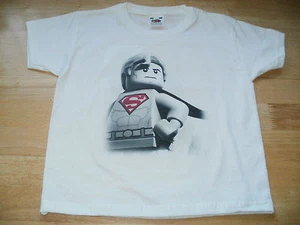 Maglietta Lego DC Comics Super Heroes 'Superman' bambino - taglie 1-15 anni - Foto 1 di 4