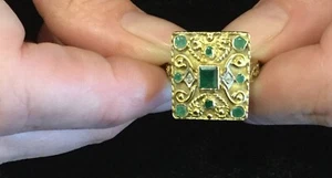 WUNDERSCHÖNER STARK GEROLLTER ANTIKER ETRUSKER RING AUS 18 KARAT GOLD UND SMARAGD. Größe 8,75 - Bild 1 von 4