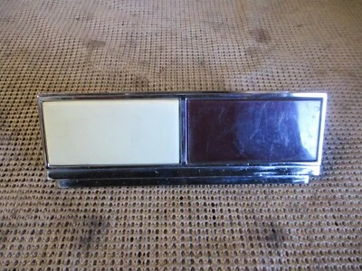 Luz de cortesía panel de puerta Pontiac Cadillac Buick Oldsmobile mediados de 1970 1667226 Foto 1 de 4