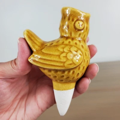 Espina de riego de plantas de cerámica con forma de pájaro amarillo Paul Marshall hecha en Japón de colección Foto 1 de 4