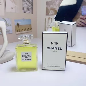 Paris N19 Eau De Parfum por 3,4 oz / 100 ml eau de parfum spray para mujer - Imagen 1 de 3