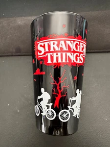 Taza de programa de televisión Stranger Things de vidrio de pinta negro Netflix ZAK! NUEVO - Imagen 1 de 5
