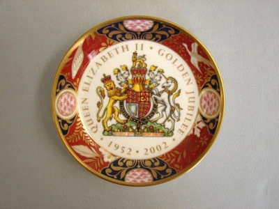 Royal Worcester QUEEN ELIZABETH II GOLDEN JUBILEE 4-3/8" Montaña rusa adorno dorado Foto 1 de 4