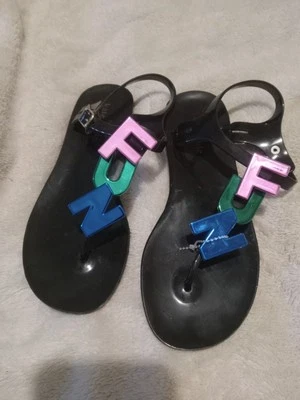 Sandalias Kate Spade New York Tanga de Jalea Negra con DIVERTIDAS Letras de Colores Talla 7 (EE. UU.) Foto 1 de 4