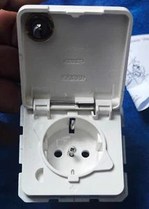 Berker 476309 Presa Schuko con coperchio pieghevole e serratura WG UP IP44 bianco polare - Foto 1 di 3