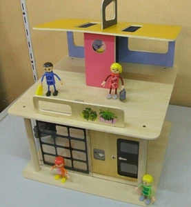 Ab 3 Jahre großes mitnehm Kinder Holz Puppenhaus + 4 Puppen auf 2 Etagen Tragbar - Bild 1 von 7