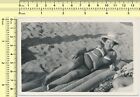 Bikini femme allongée sur matelas flottant sable plage femme vintage photo originale