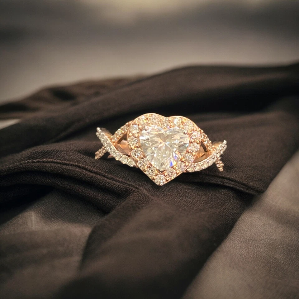 Anillo solitario de diamantes naturales con forma redonda de corazón estampado de oro rosa de 14 quilates de 1,52 TCW Foto 1 de 1