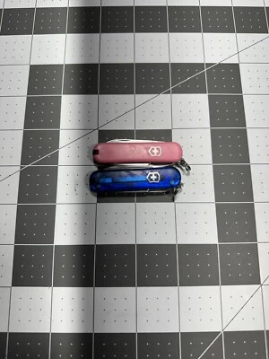 Navajas suizas Victorinox Classic SD 58 MM rosa y azul lote de 2 - 6346  Foto 1 de 4