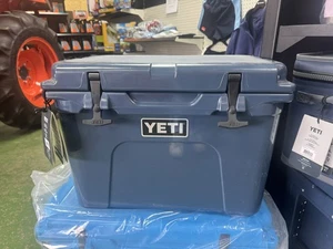 Yeti Tundra 45 Navy Cooler Cool Box - Picture 1 of 4