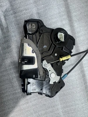 Actuador de cierre de puerta delantero izquierdo Lexus CT200H 2011-2017 OEM Foto 1 de 4