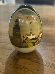Uovo di Pasqua religioso laccato dipinto a mano russo anni 90 scena chiesa, firmato - Foto 1 di 4