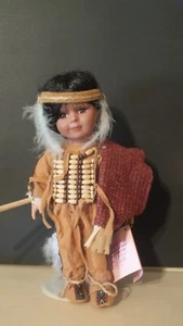 Traditions Doll Collection 10" Porzellan Indianer Indianer Puppe mit Speer - Bild 1 von 3