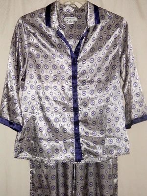 Conjunto de pijama de polietileno sedoso estilo novio Liz Claiborne talla M estampado gris plateado/púrpura Foto 1 de 4