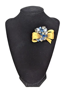 Francois Brooch Blue and Clear Rhinestones On Goldtone Ribbon Signed Vintage - Picture 1 of 10
