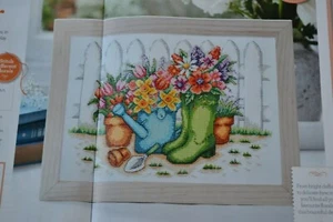 KREUZSTICHKARTE BUNTE GARTEN BLUMEN IN TÖPFEN GUMMISTIEFEL GIESSKANNE MUSTER - Bild 1 von 1