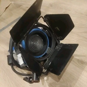 ARRI 300 Plus 300w Fresnel Spotlight with Barn Doors New Bulb Excellent Light - Picture 1 of 3