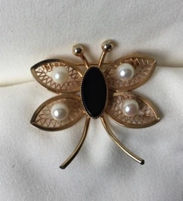 Broche prendedor mariposa tono dorado con perlas de imitación y piedras preciosas negras Foto 1 de 4