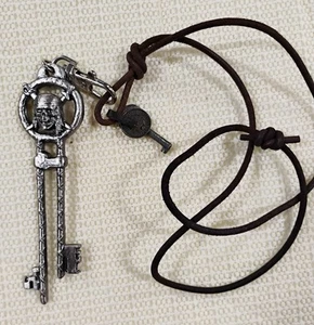 Disney Piratas del Caribe Hombre Muerto Pecho Calavera Llavero Llave Esqueleto - Imagen 1 de 3