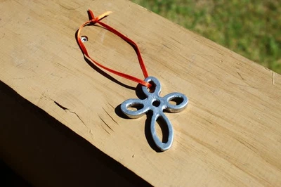 Cruz infinita de aluminio, adorno de árbol Foto 1 de 4