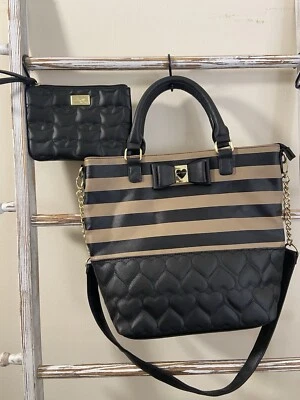 Bolso de Mano Betsey Johnson Marrón Imitación Corazón Arco + Gato Negro Repujado Juego de 2 Clutch Foto 1 de 4