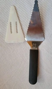 Pampered Chef Pie & Cake Server With Sheath Made In Taiwan Hen on Chef Hat Logo - Picture 1 of 6