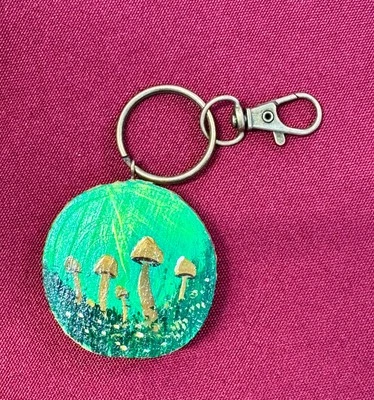 Llavero de setas pintado a mano - Arte de rebanada de madera, anillo de bronce y cierre Foto 1 de 4