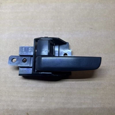 Maçaneta interna da porta dianteira ou traseira do driver Mitsubishi Mirage G4 fabricante de equipamento original 17-22 - Imagem 1 de 3