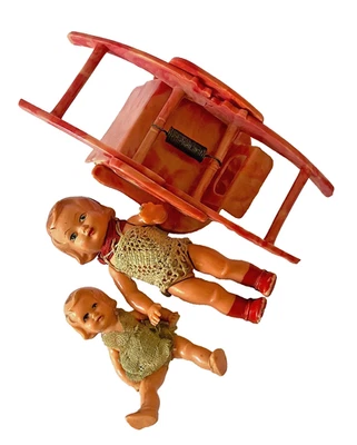 Anciennes poupées miniatures Celluloïd+Chaise haute modulable en plastique 50/60 - Photo 1/4